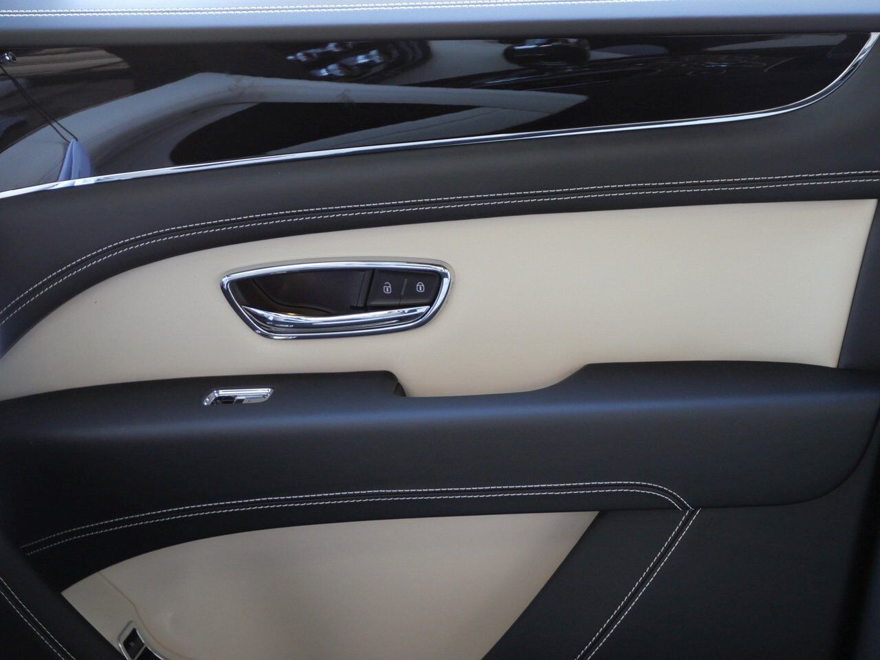 2025 Bentley Bentayga V8 Lawrence KS