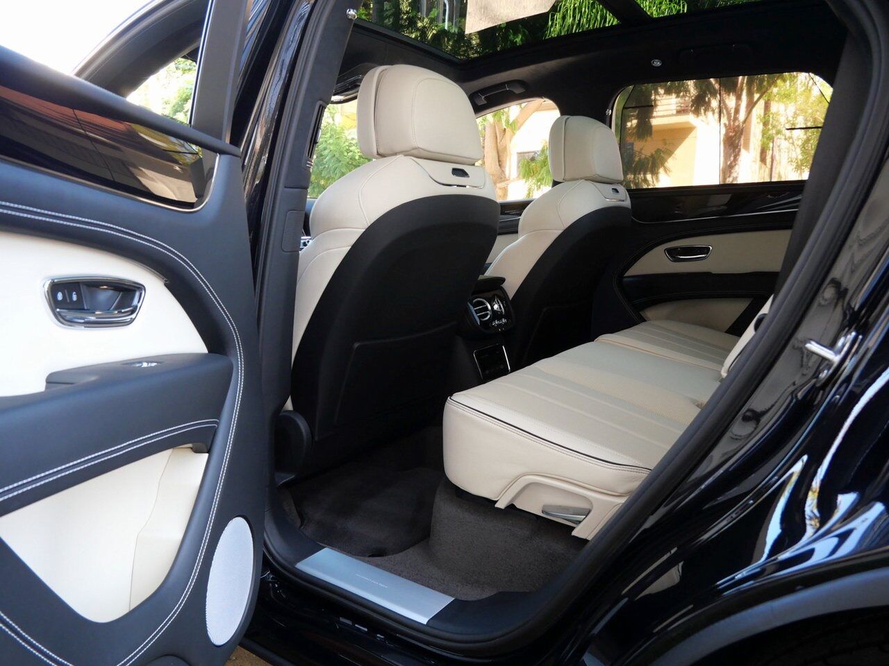 2025 Bentley Bentayga V8 Lawrence KS