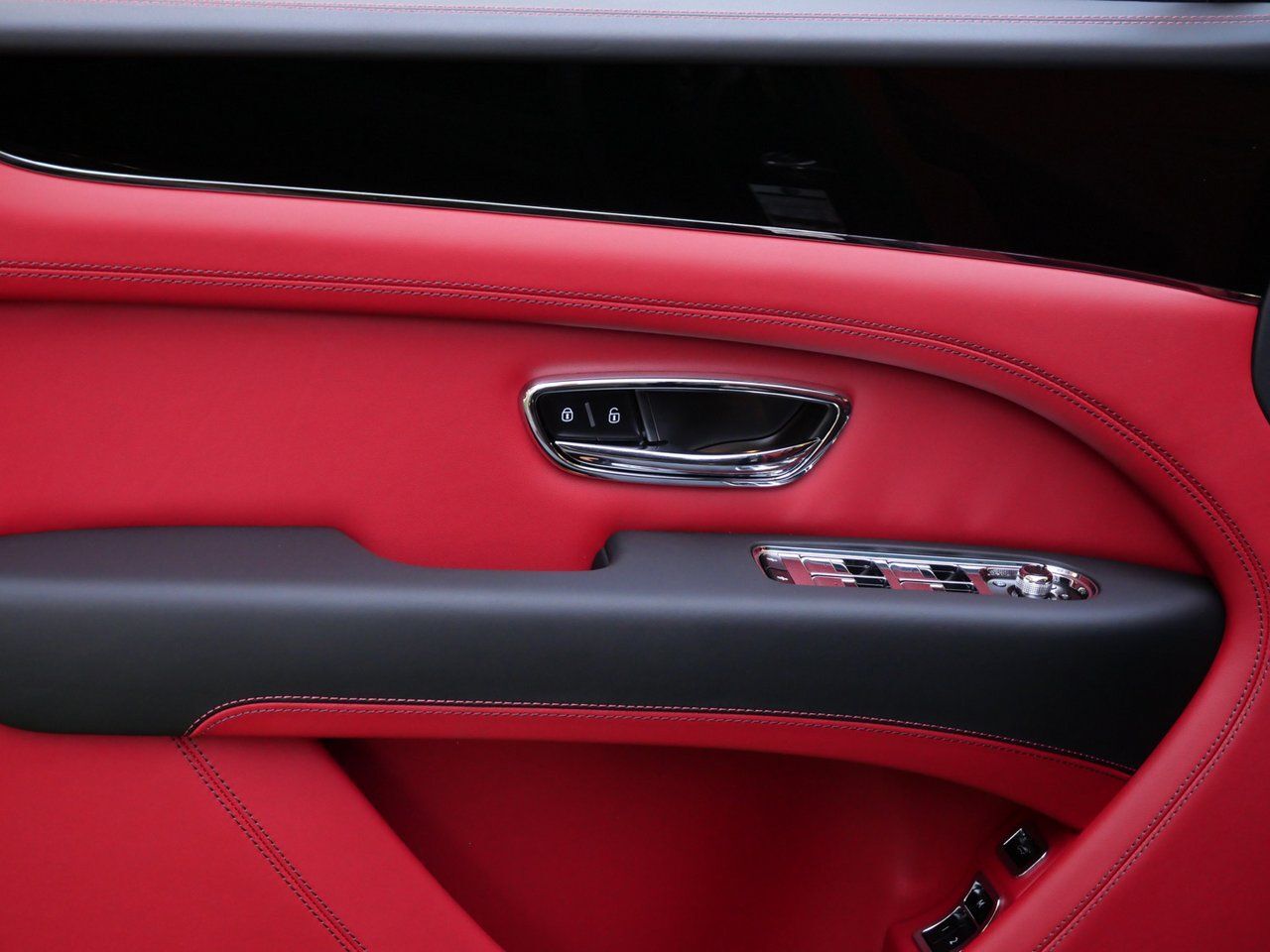 2025 Bentley Bentayga V8 Lawrence KS