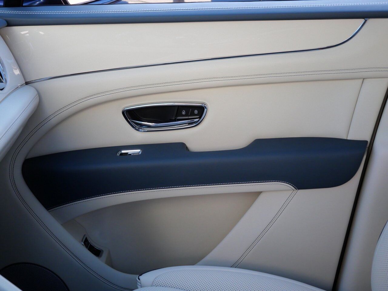 2025 Bentley Bentayga V8 Lawrence KS