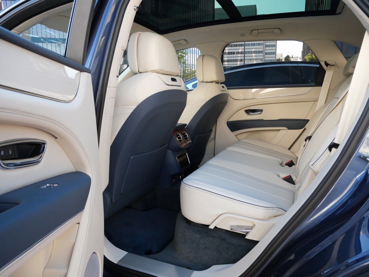 2025 Bentley Bentayga V8 Lawrence KS