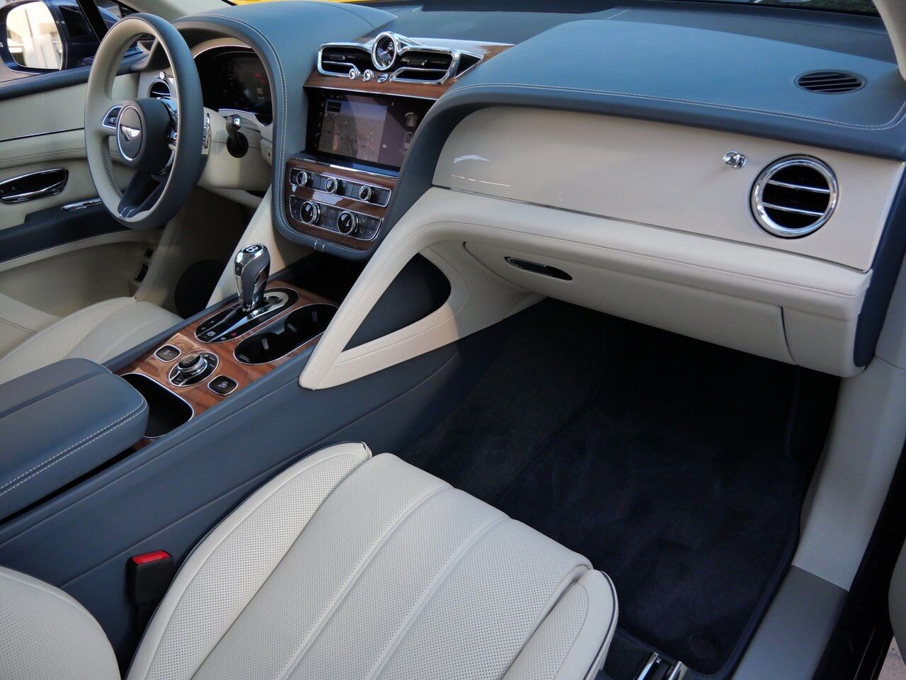 2025 Bentley Bentayga V8 Lawrence KS