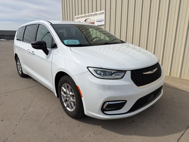 2025 Chrysler Pacifica Select Watertown SD 2025 Chrysler Pacifica Select Watertown SD