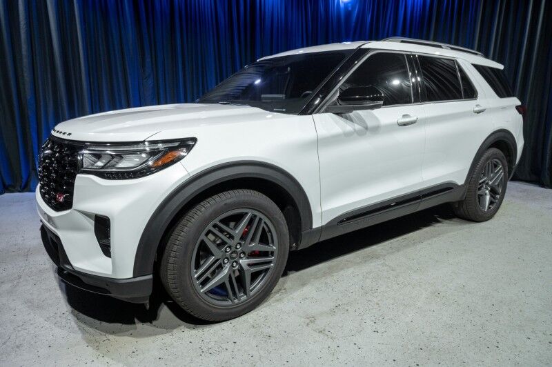 2025 Ford Explorer ST's photo