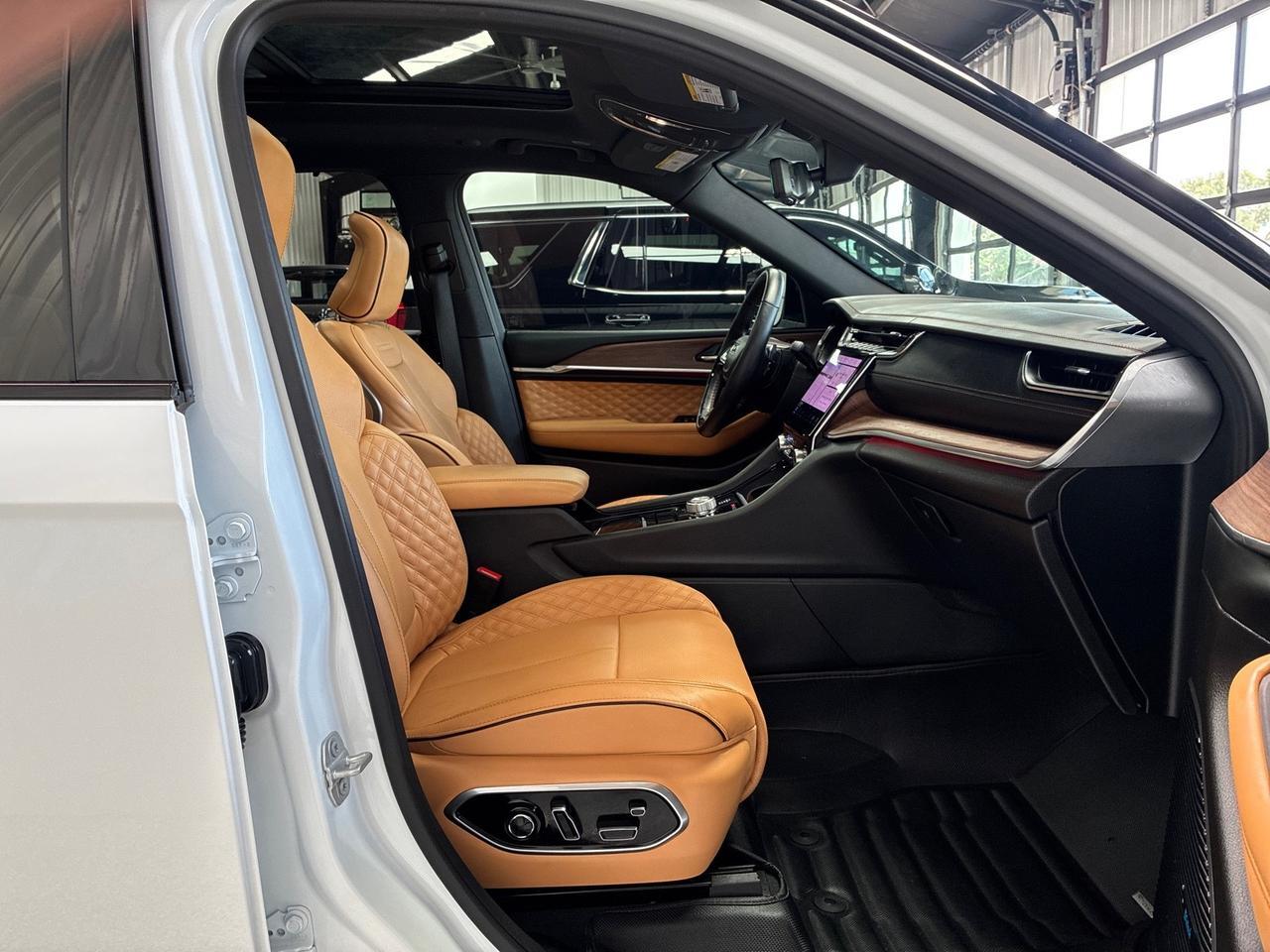 2025 Jeep Grand Cherokee L Summit, 4x4, Lux Tech Group V, Adv ProTech Group IV, 19-Speaker Audio Houston TX 2025 Jeep Grand Cherokee L Summit, 4x4, Lux Tech Group V, Adv ProTech Group IV, 19-Speaker Audio Houston TX
