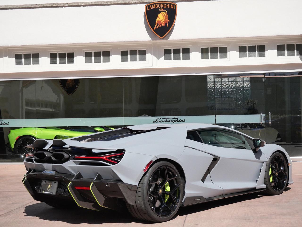 2025 Lamborghini Revuelto Base Base