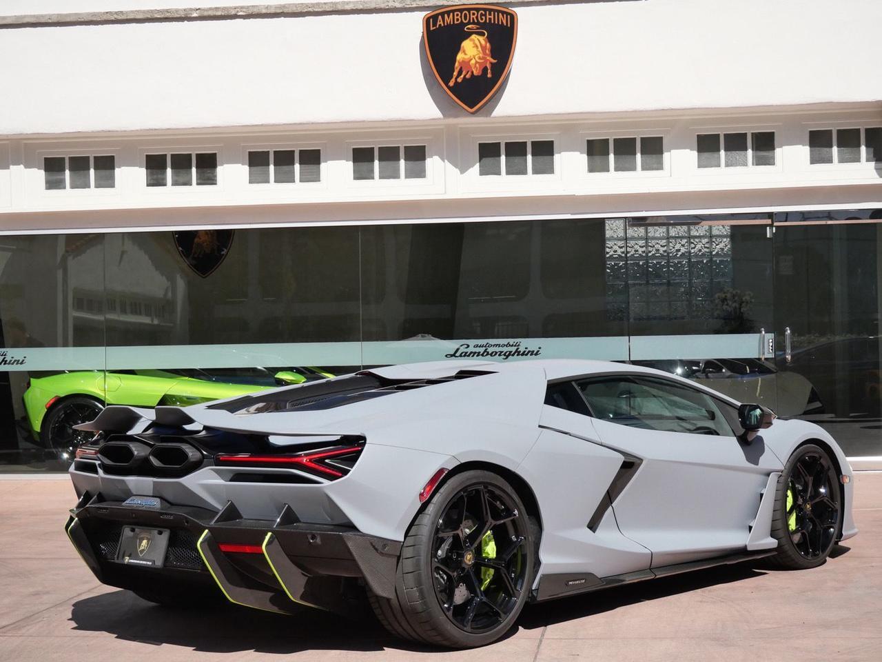 2025 Lamborghini Revuelto Base Base