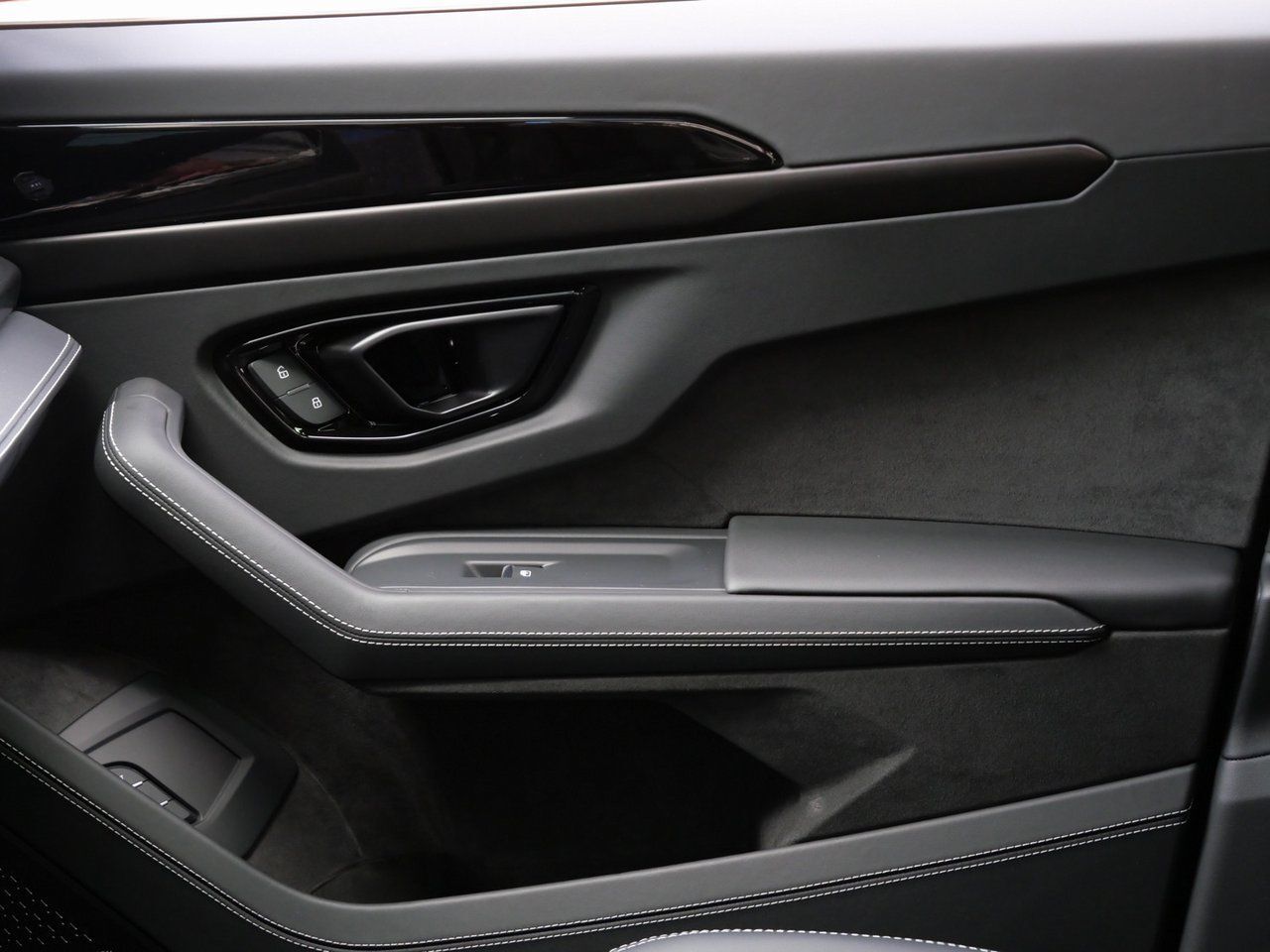 2025 Lamborghini Urus SE Lawrence KS