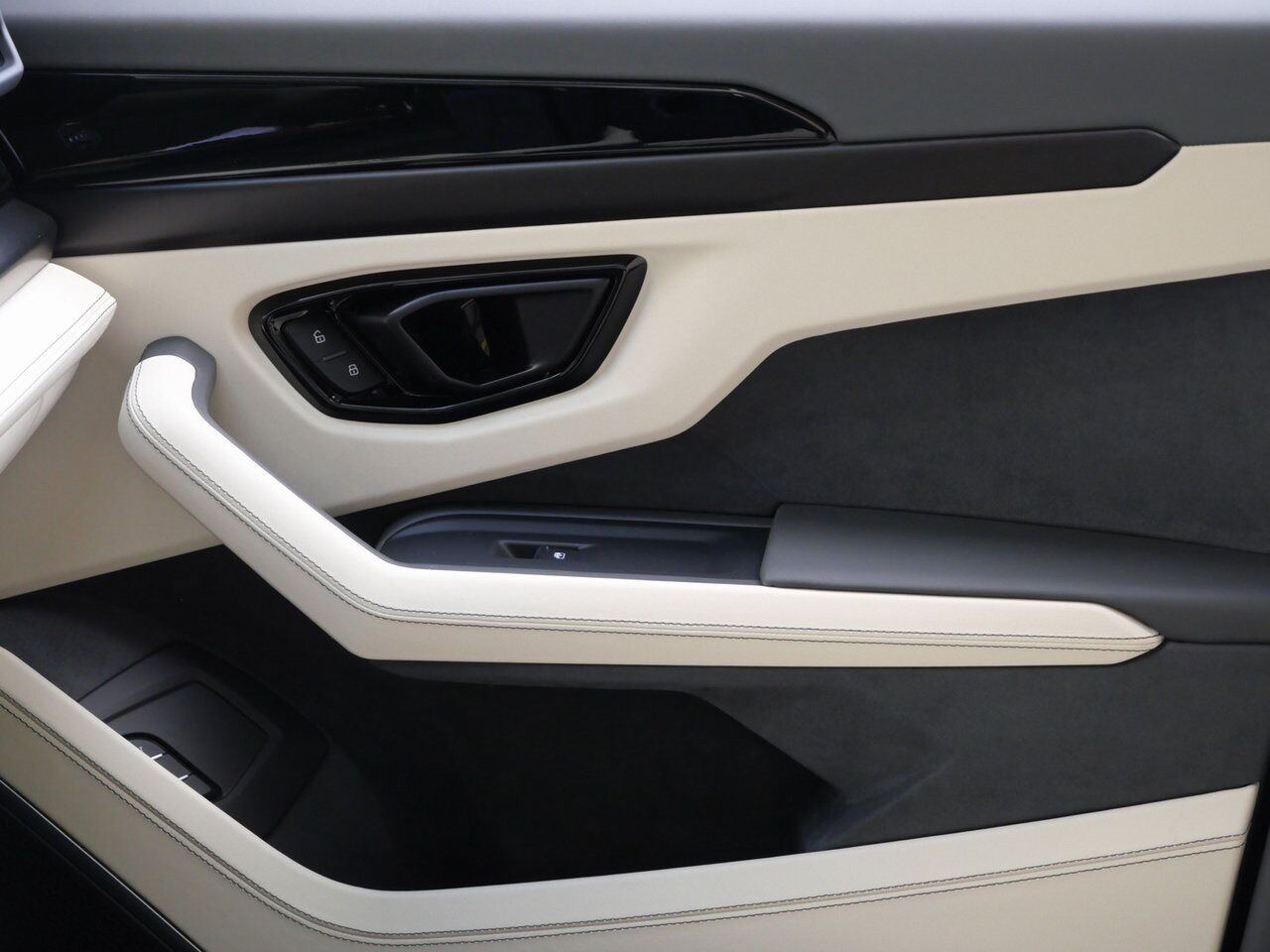 2025 Lamborghini Urus SE Lawrence KS