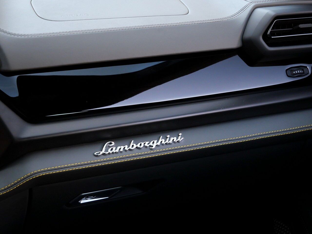 2025 Lamborghini Urus SE Lawrence KS