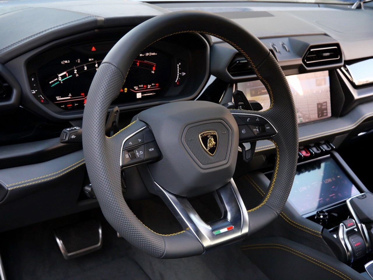 2025 Lamborghini Urus SE Lawrence KS