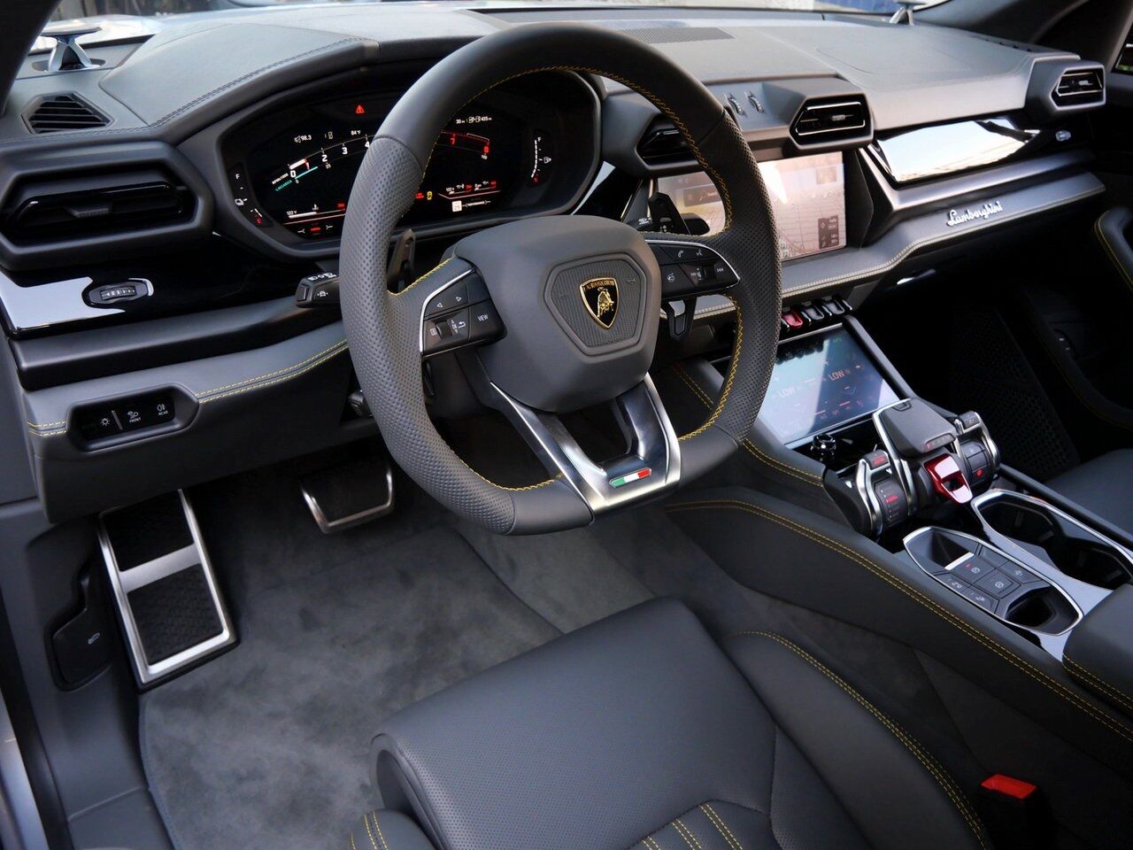 2025 Lamborghini Urus SE Lawrence KS