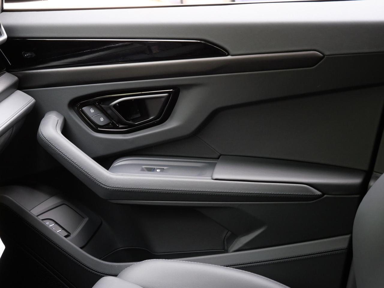 2025 Lamborghini Urus SE SE Lawrence KS