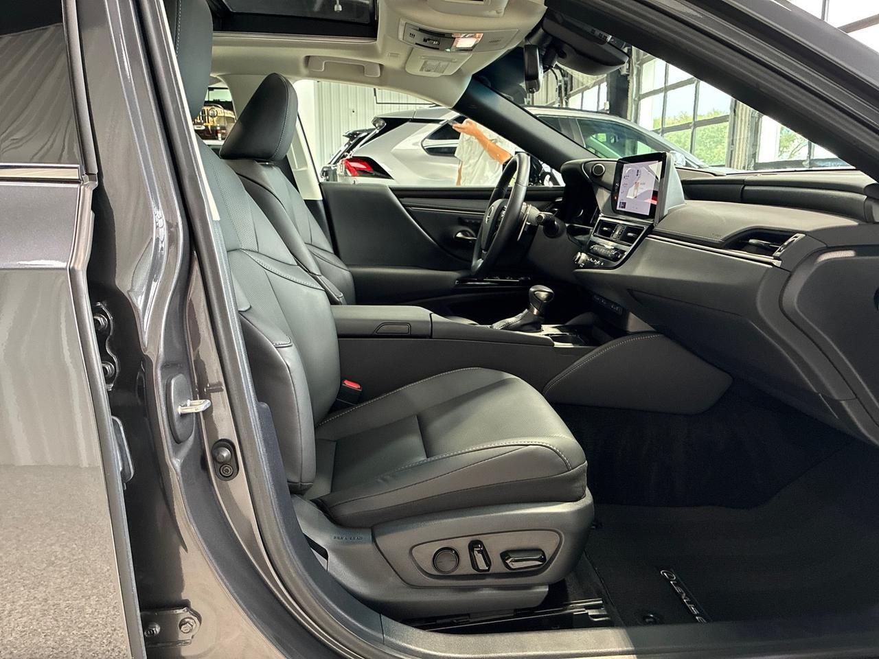 2025 Lexus ES350 Premium Pkg, Pano Roof, 12.3in Interface, 18in Wheels, Only 5k Miles Houston TX 2025 Lexus ES350 Premium Pkg, Pano Roof, 12.3in Interface, 18in Wheels, Only 5k Miles Houston TX