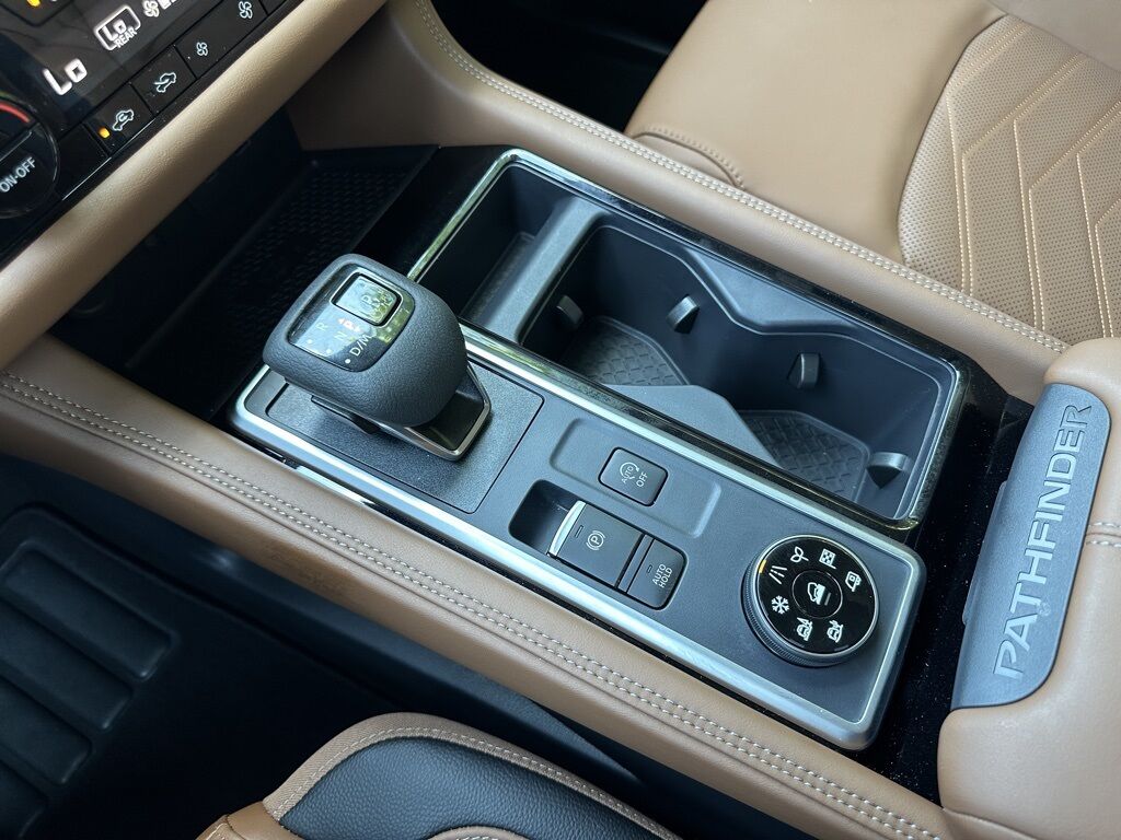 2025 Nissan Pathfinder Platinum w/Captain&apos;s Chairs Package San Clemente CA