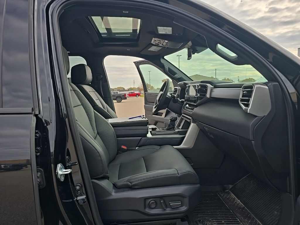 2025 Toyota Sequoia SR5 4WD Fond du Lac WI 2025 Toyota Sequoia SR5 4WD Fond du Lac WI