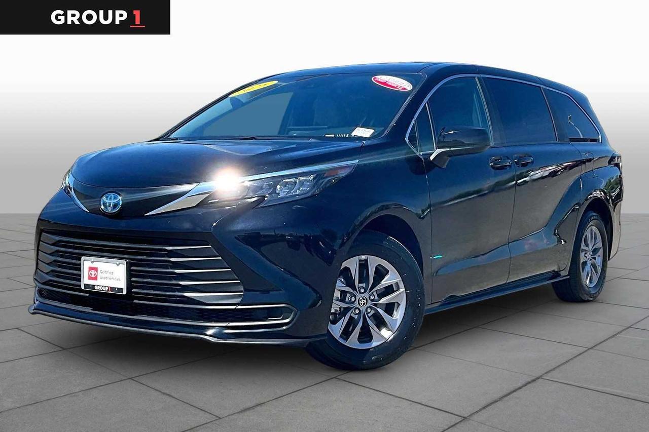 2025 Toyota Sienna LE 2025 Toyota Sienna LE
