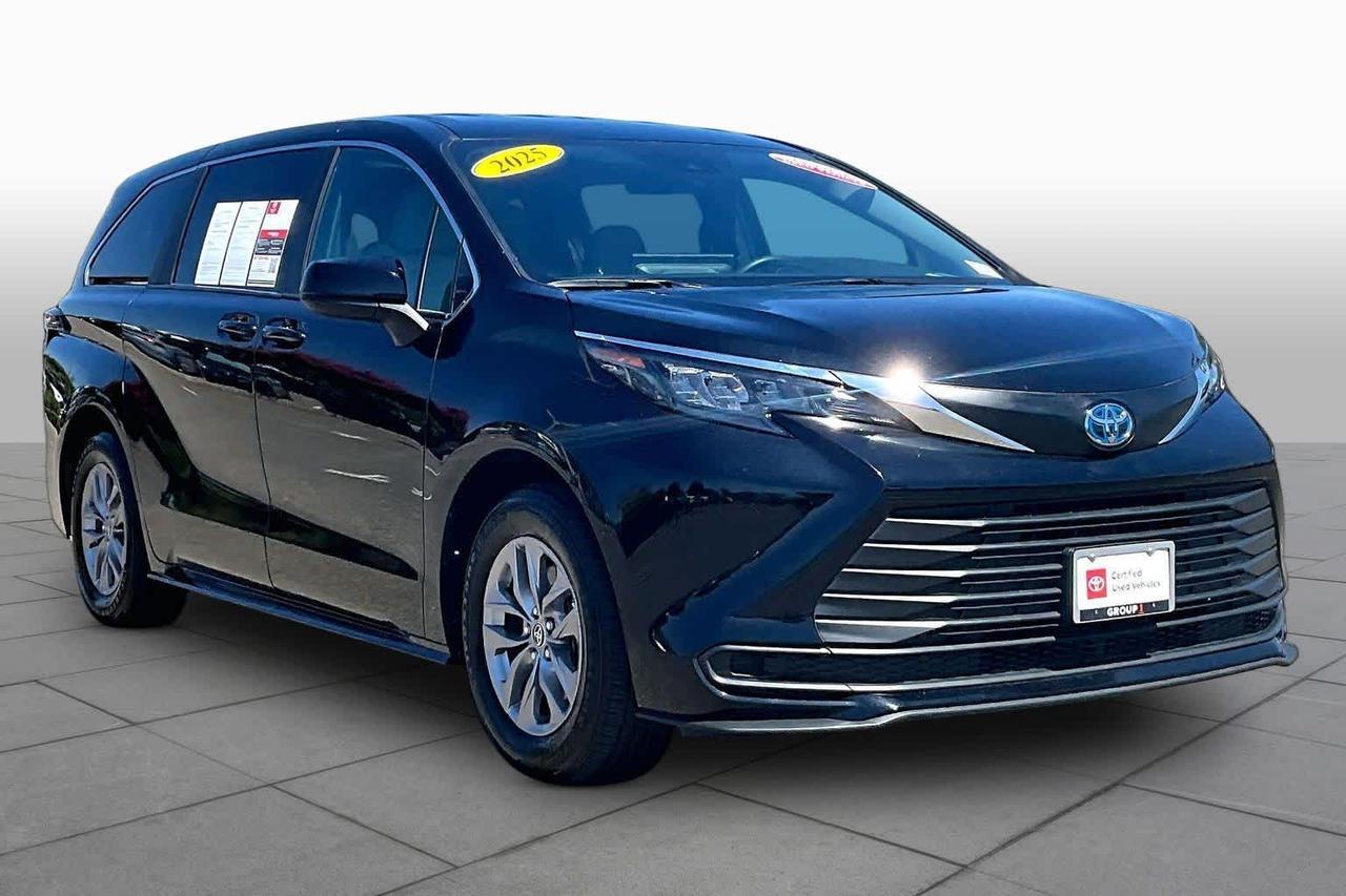 2025 Toyota Sienna LE 2025 Toyota Sienna LE