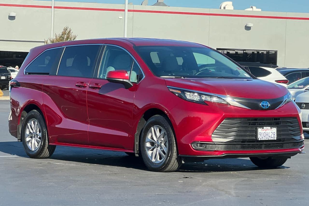 2025 Toyota Sienna LE Roseville CA
