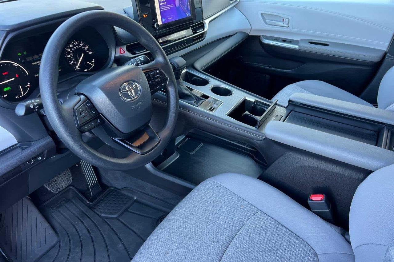 2025 Toyota Sienna LE Roseville CA