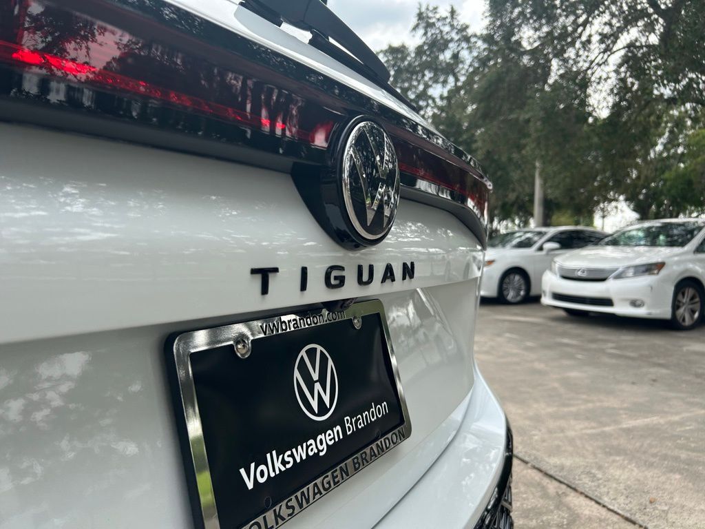 2025 Volkswagen Tiguan 2.0T SE R-Line Black Tampa FL