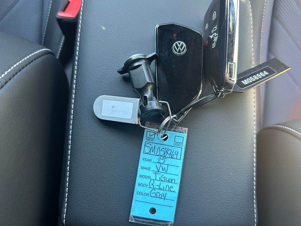 2025 Volkswagen Tiguan 2.0T SE R-Line Black Tampa FL