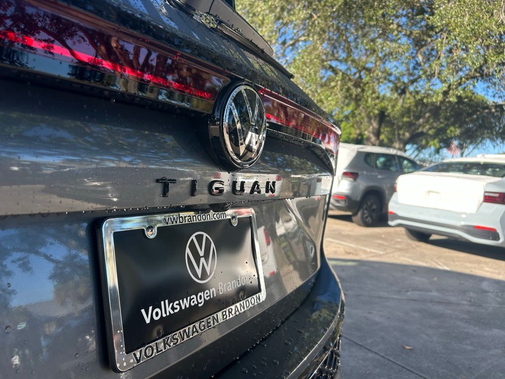 2025 Volkswagen Tiguan 2.0T SE R-Line Black Tampa FL