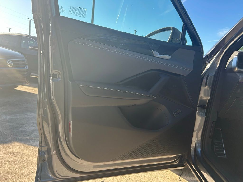 2025 Volkswagen Tiguan 2.0T SE R-Line Black Tampa FL