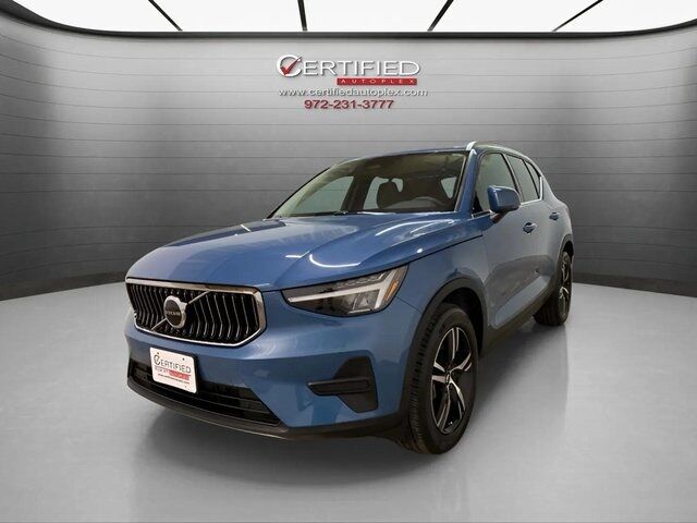 2025 Volvo XC40 Core's photo