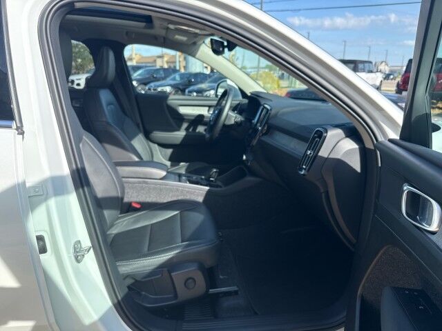 2025 Volvo XC40 Core Bright Theme Springfield IL 2025 Volvo XC40 Core Bright Theme Springfield IL