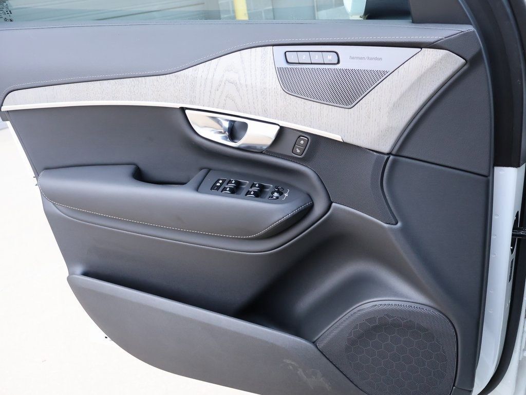 2025 Volvo XC90 B6 Ultra