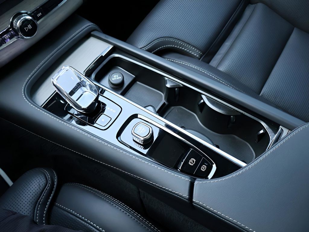 2025 Volvo XC90 B6 Ultra