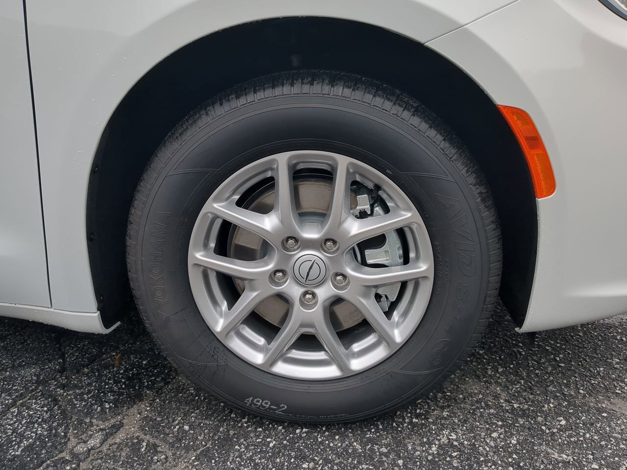 2026 Chrysler Pacifica Select Appleton WI