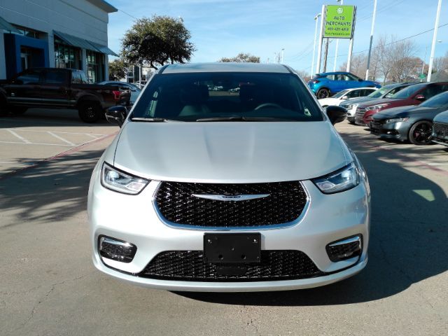 2026 Chrysler Pacifica Select's photo