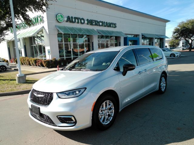 2026 Chrysler Pacifica Select's photo