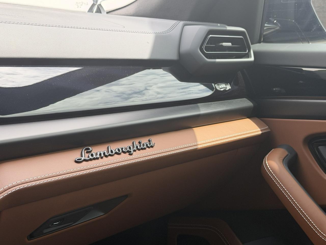 2026 Lamborghini URUS SE Charlotte NC 2026 Lamborghini URUS SE Charlotte NC