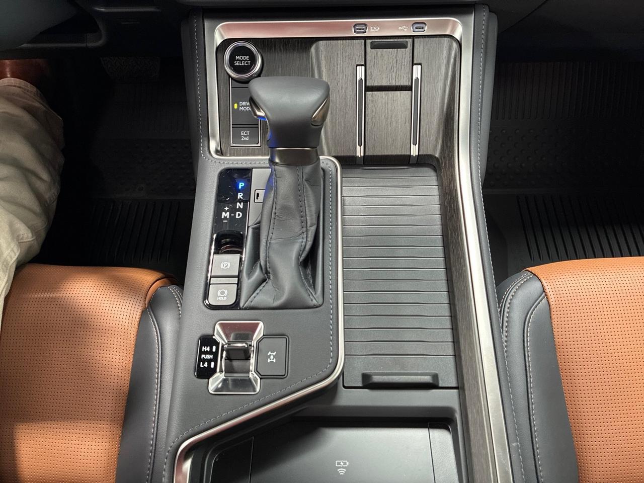 2026 Lexus GX550 Luxury, Captain's Chairs, Cold Area Pkg, Traffic Jam Assist, HUD, ML Sound Houston TX 2026 Lexus GX550 Luxury, Captain's Chairs, Cold Area Pkg, Traffic Jam Assist, HUD, ML Sound Houston TX