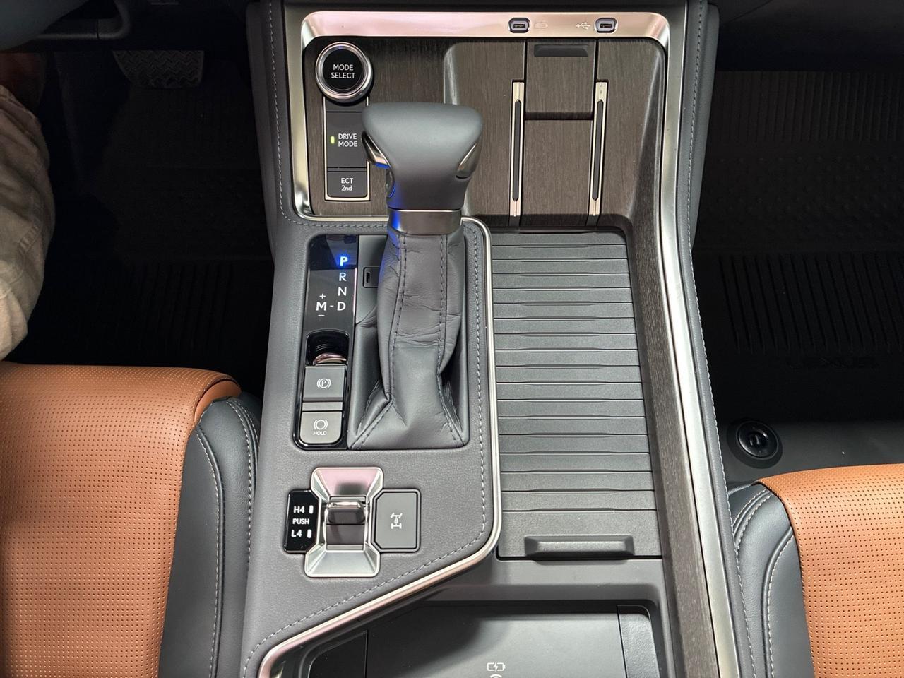 2026 Lexus GX550 Luxury+, Captain's Seats, Cold Area Pkg, Digital Key, HUD, Traffic Jam Assist Houston TX 2026 Lexus GX550 Luxury+, Captain's Seats, Cold Area Pkg, Digital Key, HUD, Traffic Jam Assist Houston TX