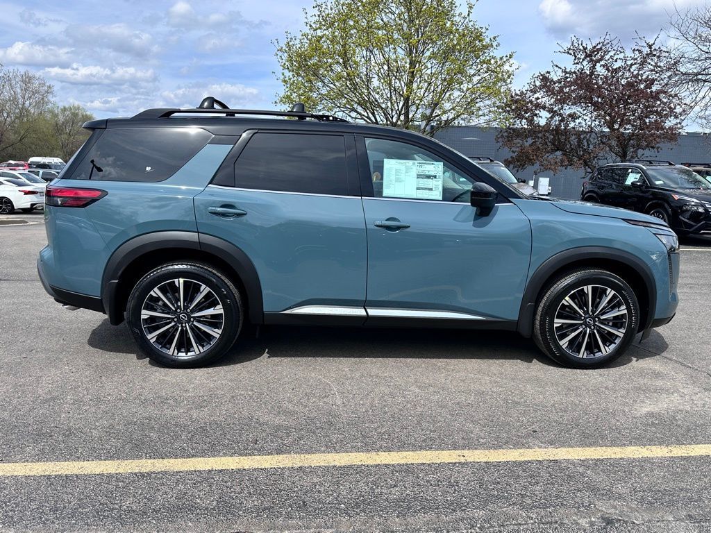 2026 Nissan Pathfinder Platinum w/Captain Chairs Pkg