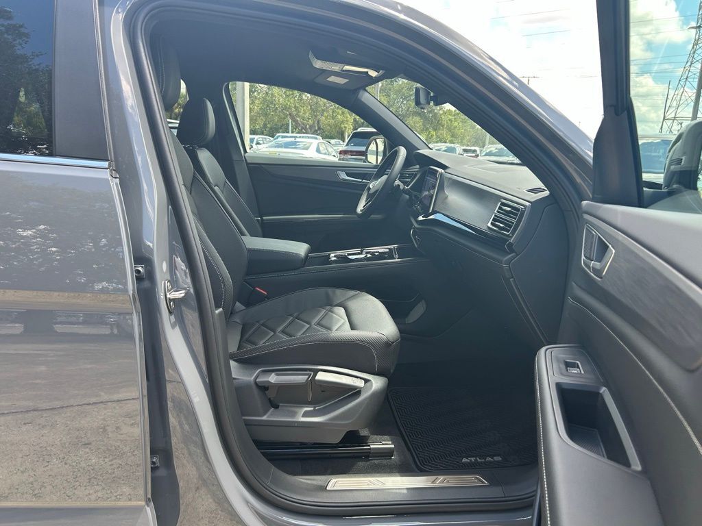 2026 Volkswagen Atlas Cross Sport 2.0T SE w/Technology Tampa FL