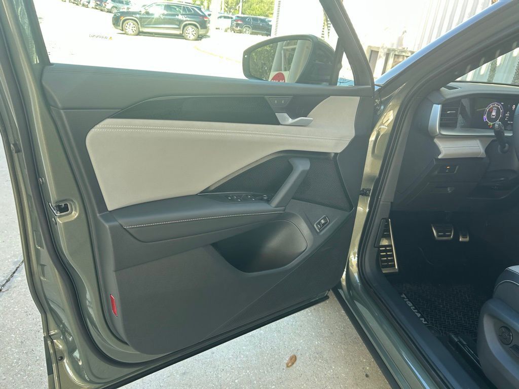 2026 Volkswagen Tiguan 2.0T SE R-Line Black Tampa FL