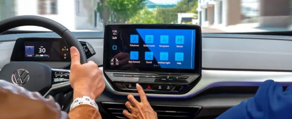 The advanced infotainment and driving information centers in the 2024 VW ID.4.