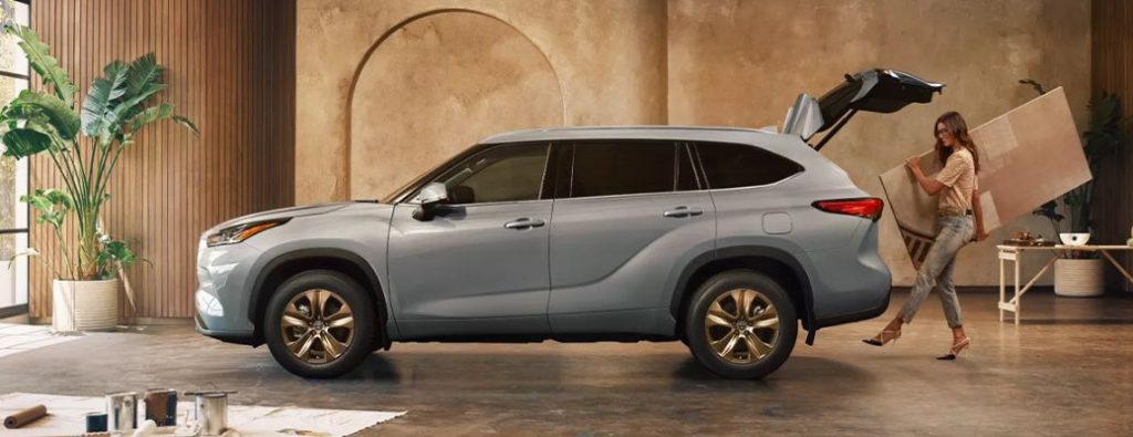2022 Toyota Highlander silver side view
