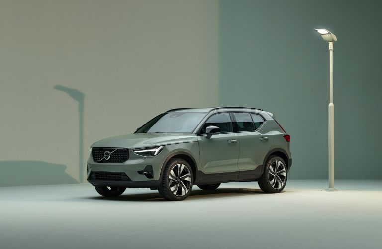 2023 Volvo XC40 exterior front side view
