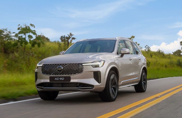 2025 Volvo XC60 exterior front view