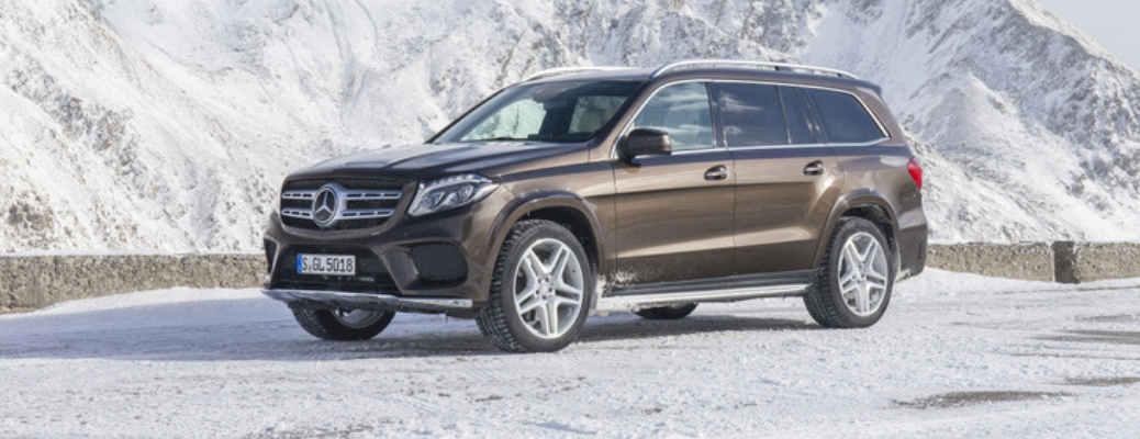 Side view of the Steering wheel and dashboard of the 2017 Mercedes-Benz GLS300d 4MATIC