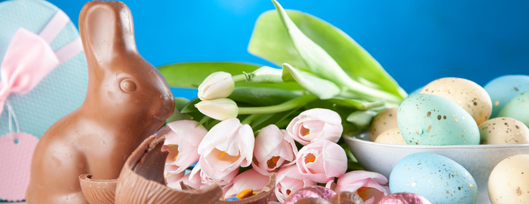 Easter bunny with eggs