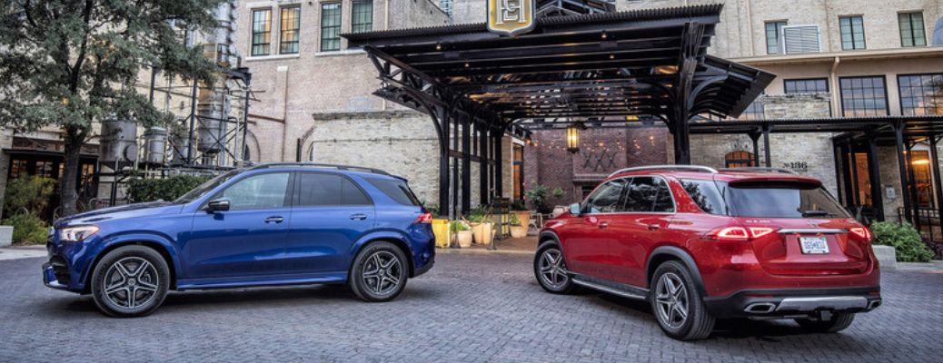 Two 2022 Mercedes-Benz GLE 350 SUV parked outside a building