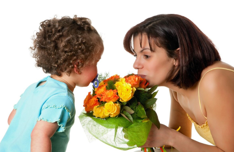 A kid ana mother with bouquet
