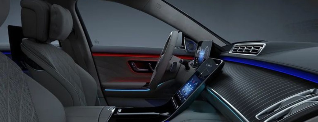 Mercedes-Benz Sedan with Footrest and Neck Warmers